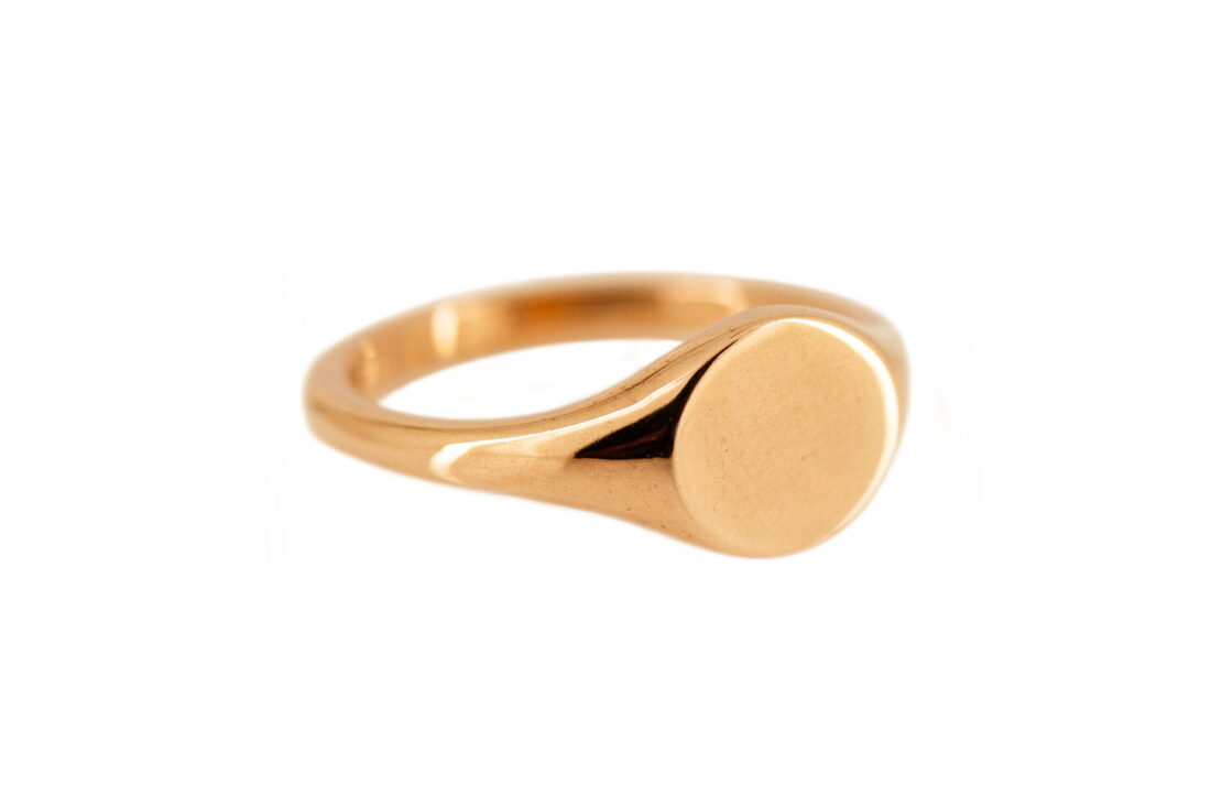 Oval signet ring